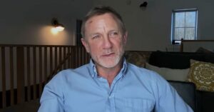 Daniel Craig sufrió una lesión leve en el anillo durante la entrevista de Zoom